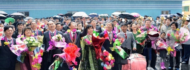 居民入住朝鲜平壤CBD高端免费社区：感动落泪