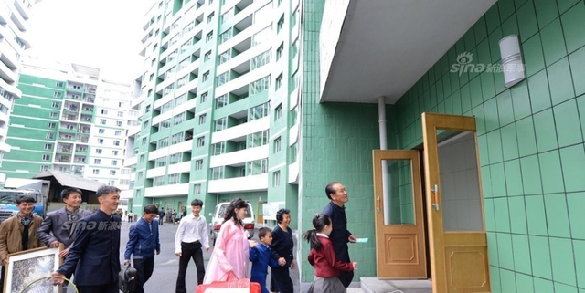 居民入住朝鲜平壤CBD高端免费社区：感动落泪