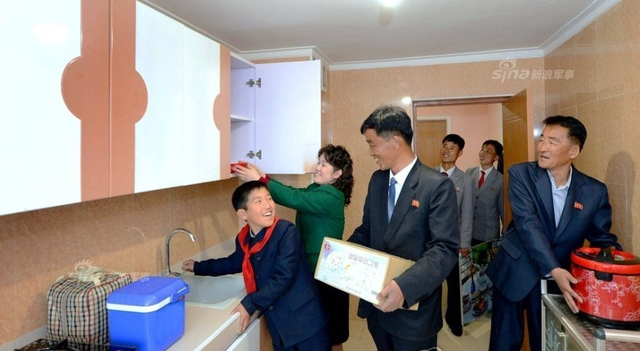 居民入住朝鲜平壤CBD高端免费社区：感动落泪