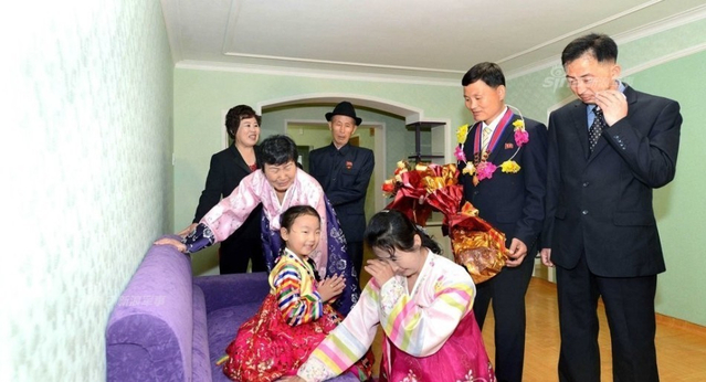 居民入住朝鲜平壤CBD高端免费社区：感动落泪