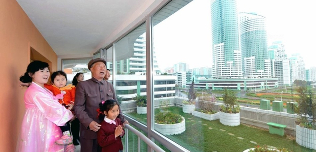 居民入住朝鲜平壤CBD高端免费社区：感动落泪