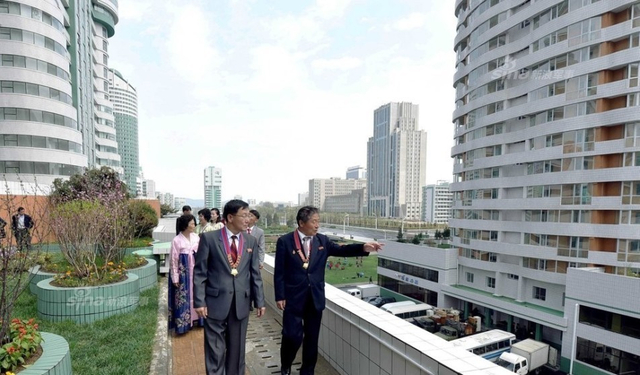 居民入住朝鲜平壤CBD高端免费社区：感动落泪