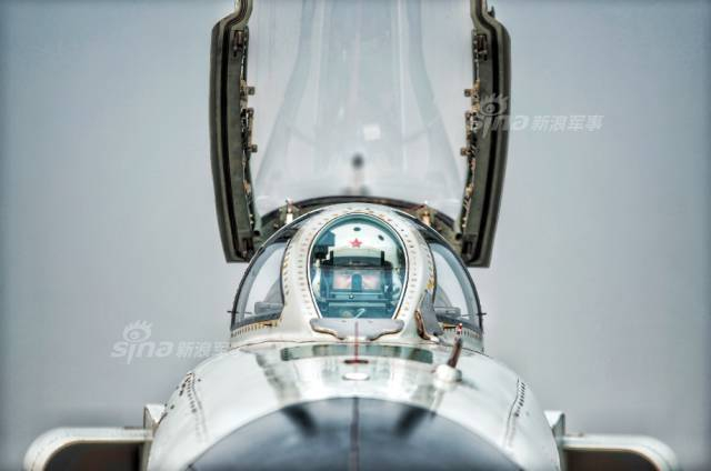 八爷和驾驶员都帅!中国海航歼8战机守卫海空