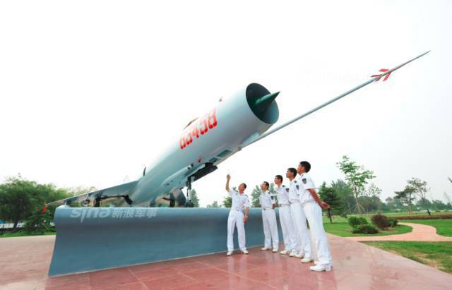 八爷和驾驶员都帅!中国海航歼8战机守卫海空