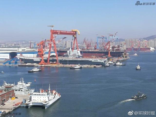 国产航母下水中:尾部已出坞
