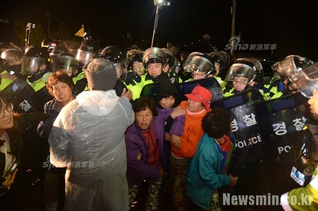 萨德反导快部署完成!韩国8000名警察镇压抗议