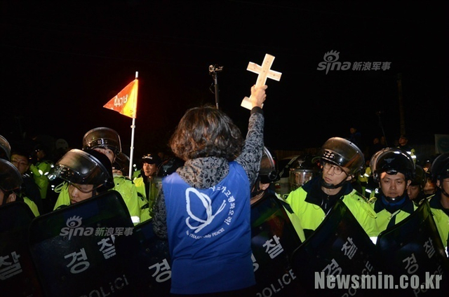 萨德反导快部署完成!韩国8000名警察镇压抗议