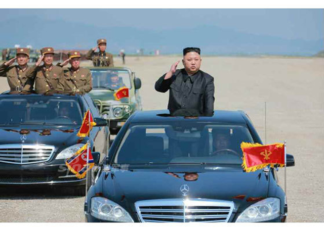 朝鲜最大规模火力演习：金正恩坐大奔亲临指挥