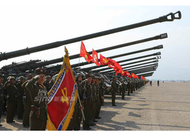 朝鲜最大规模火力演习：金正恩坐大奔亲临指挥