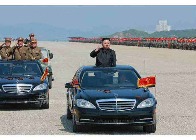 朝鲜最大规模火力演习：金正恩坐大奔亲临指挥