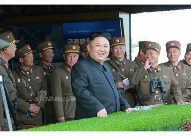 朝鲜最大规模火力演习：金正恩坐大奔亲临指挥