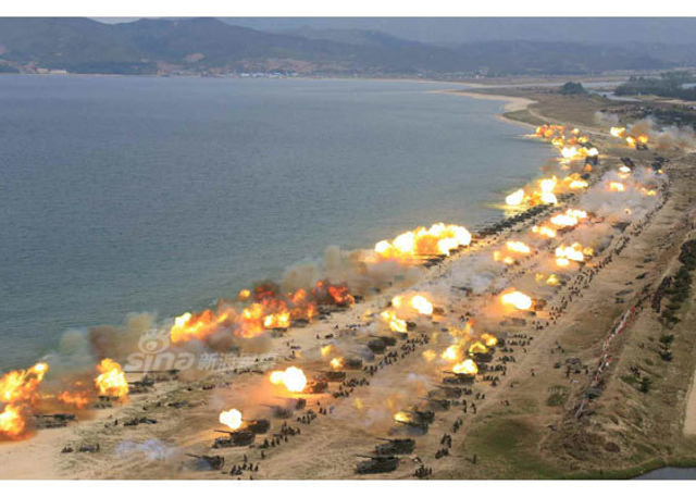 朝鲜最大规模火力演习：金正恩坐大奔亲临指挥