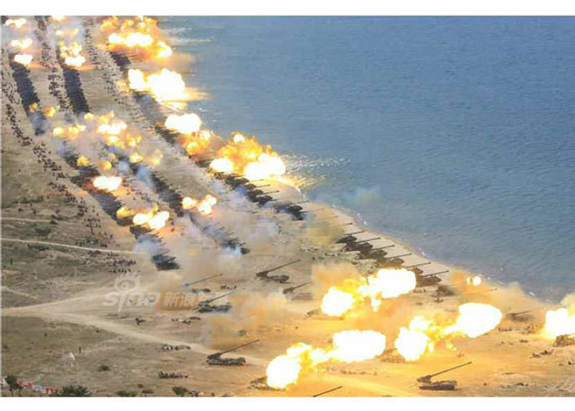朝鲜最大规模火力演习：金正恩坐大奔亲临指挥