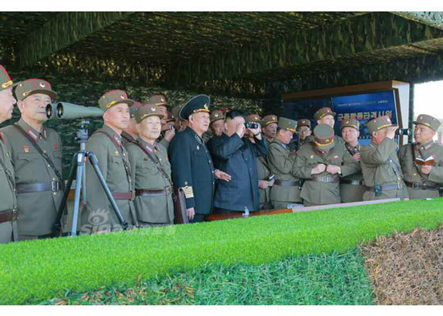 朝鲜最大规模火力演习：金正恩坐大奔亲临指挥