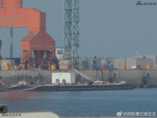国产航母吊小艇检查坞内情况!