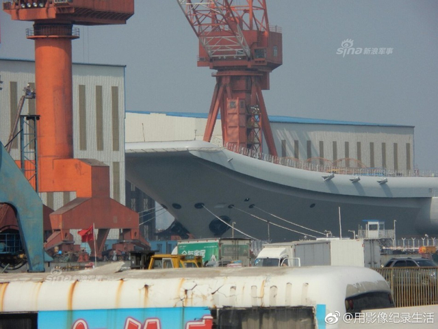 国产航母吊运小艇检查坞内情况:确保安全下水