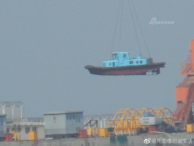 国产航母吊运小艇检查坞内情况:确保安全下水