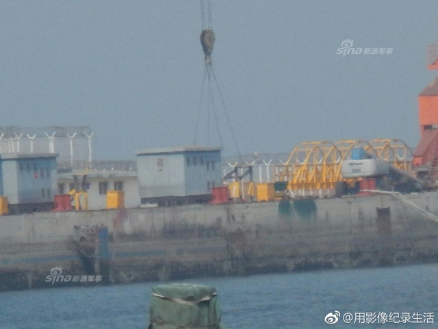 国产航母吊运小艇检查坞内情况:确保安全下水