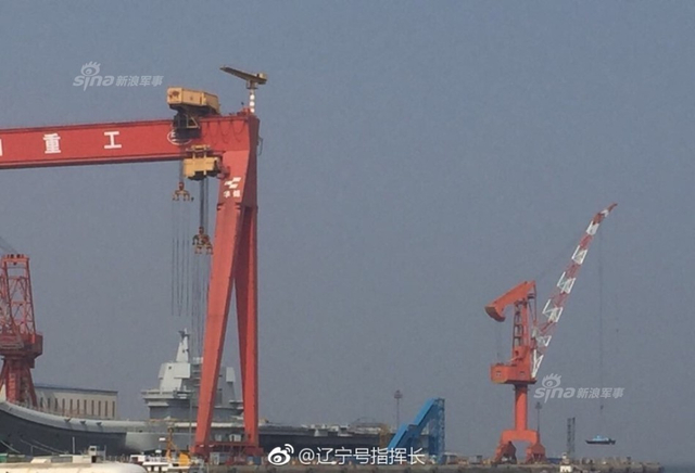 国产航母吊运小艇检查坞内情况:确保安全下水