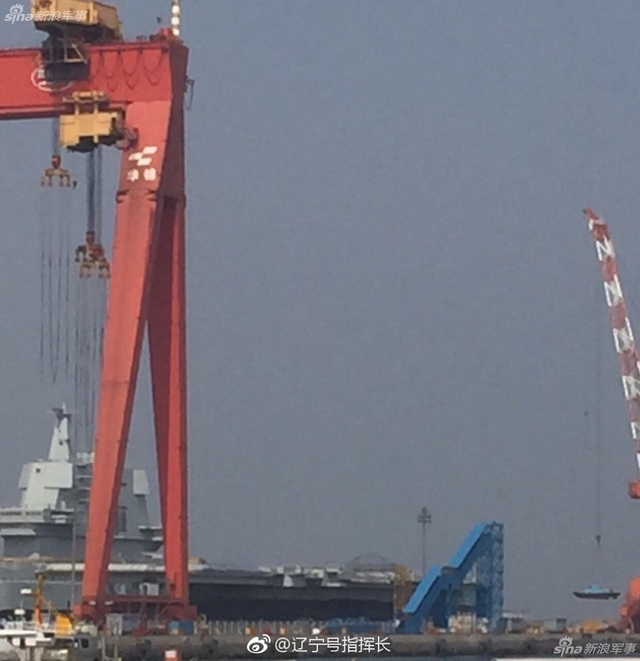 国产航母吊运小艇检查坞内情况:确保安全下水