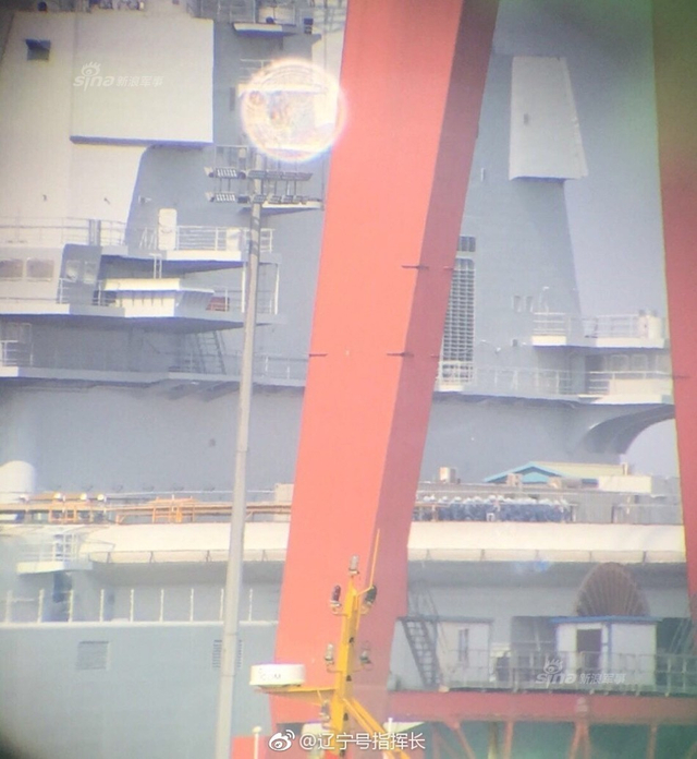 国产航母吊运小艇检查坞内情况:确保安全下水