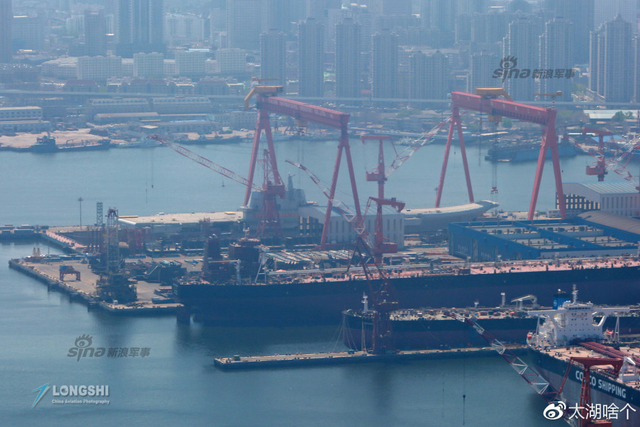 国产航母吊运小艇检查坞内情况:确保安全下水