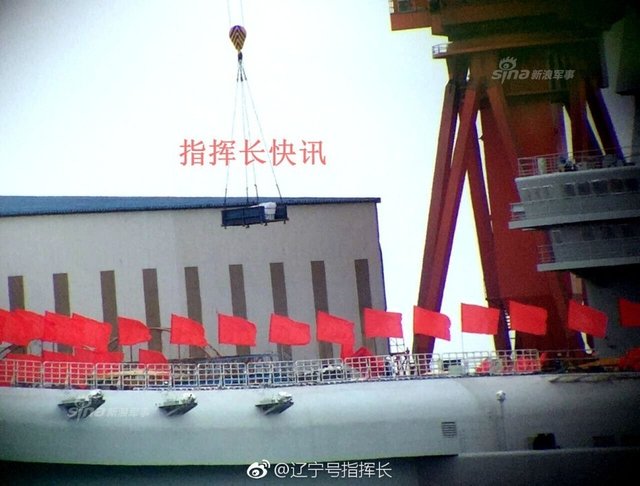 不只有气球!国产航母插满红旗即将要举行庆典