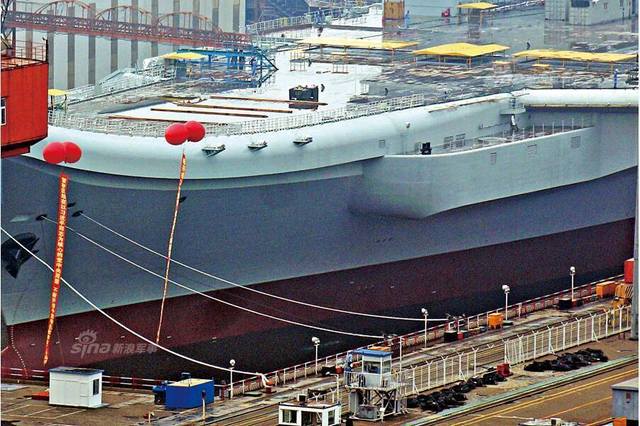 不只有气球!国产航母插满红旗即将要举行庆典