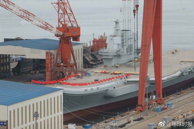 不只有气球!国产航母插满红旗即将要举行庆典