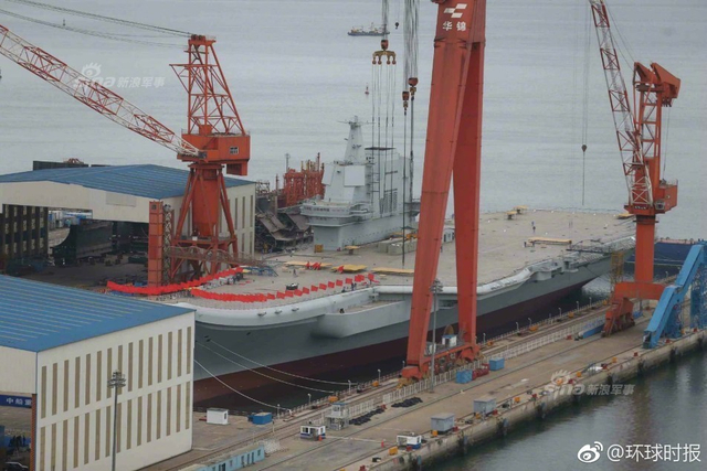 不只有气球!国产航母插满红旗即将要举行庆典