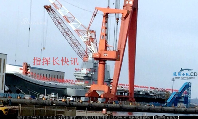 展板立起今日下水庆典？国产航母舰艏挂上红球