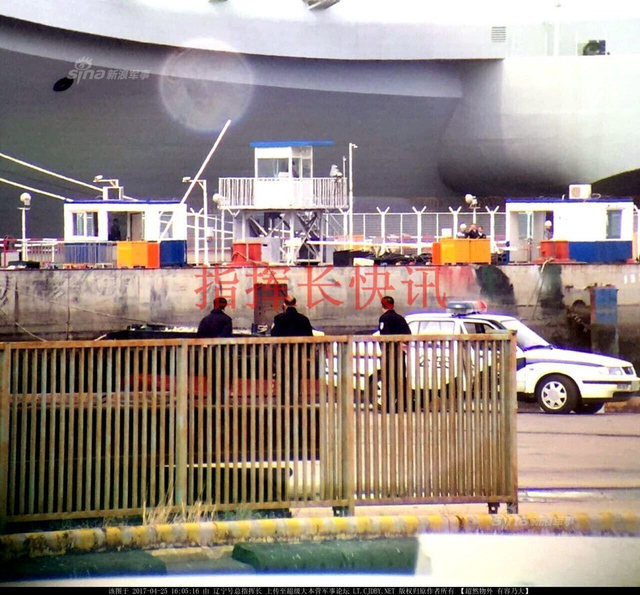 展板立起今日下水庆典？国产航母舰艏挂上红球