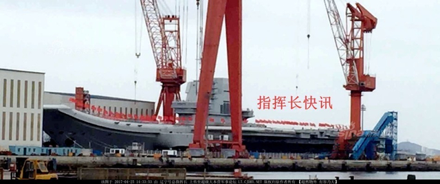 展板立起今日下水庆典？国产航母舰艏挂上红球