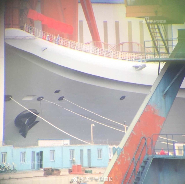 展板立起今日下水庆典？国产航母舰艏挂上红球