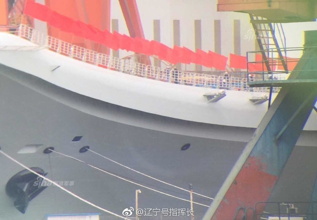 展板立起今日下水庆典？国产航母舰艏挂上红球