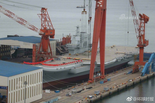 展板立起今日下水庆典？国产航母舰艏挂上红球