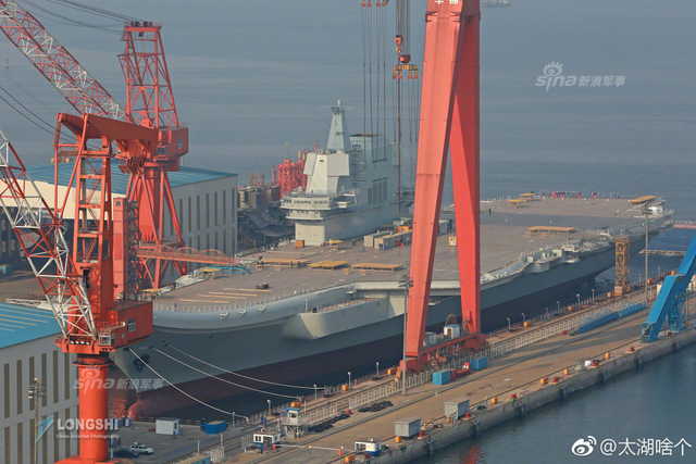 展板立起今日下水庆典？国产航母舰艏挂上红球