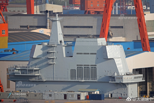 展板立起今日下水庆典？国产航母舰艏挂上红球