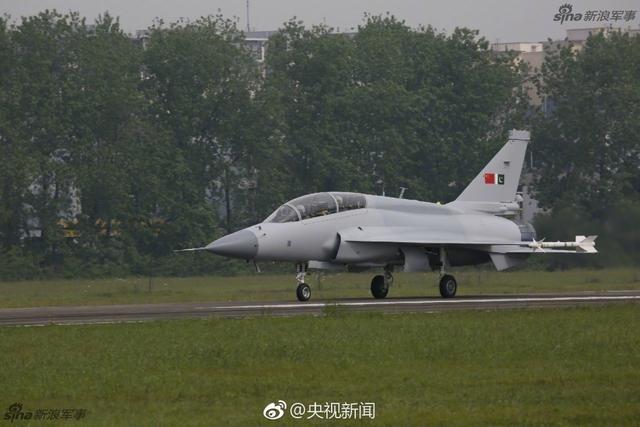 中巴合研枭龙双座型战机首飞!