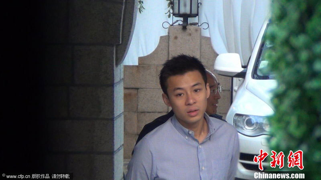 霍启仁帅气现身