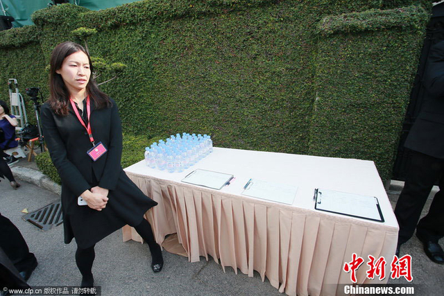 霍宅大门设登记处 为记者准备矿泉水显关怀