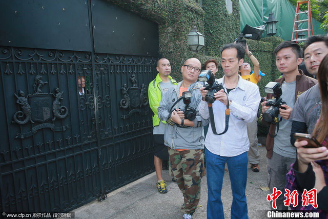 媒体守在霍宅门口