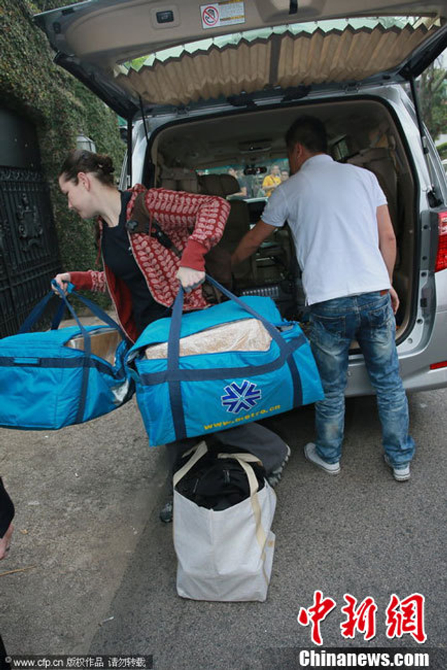 化妆师拎大小包抵达