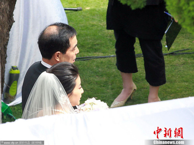 郭晶晶穿婚纱与父亲并肩等待入场