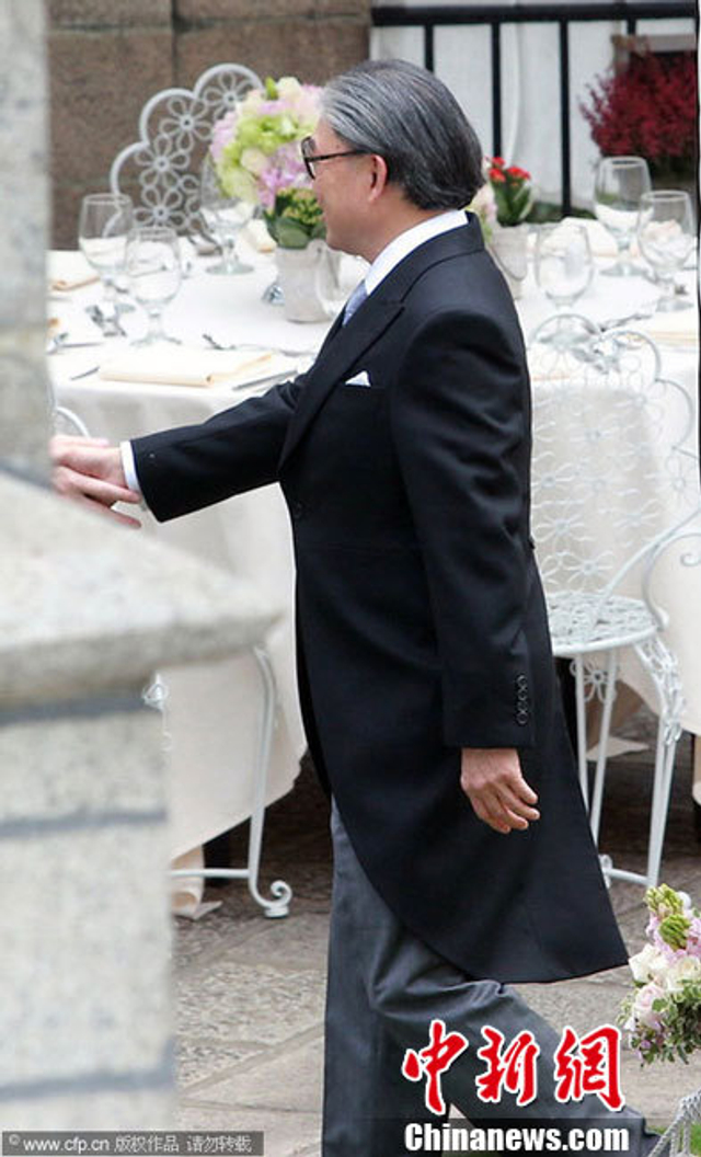 霍震霆招呼宾客