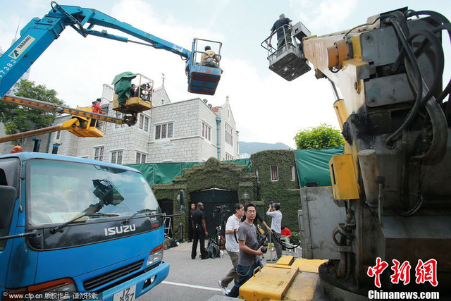 为拍“晶刚”注册仪式 记者上吊臂玩高难度