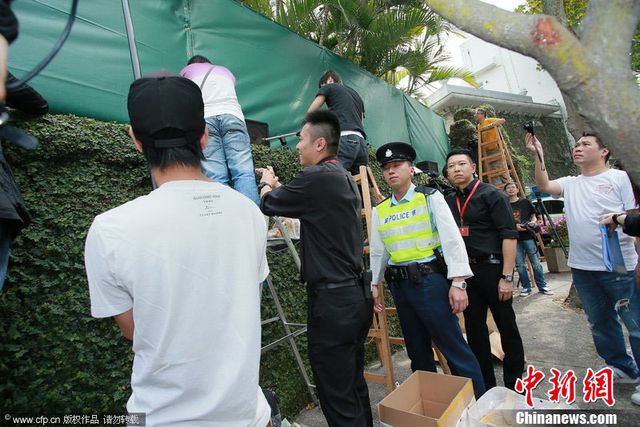 为拍“晶刚”注册仪式 记者上吊臂玩高难度