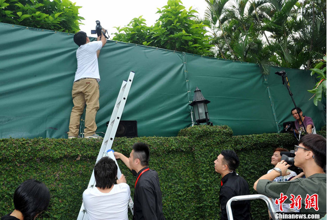 为拍“晶刚”注册仪式 记者上吊臂玩高难度