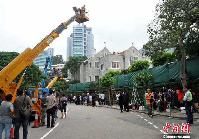 媒体租用吊臂车拍摄霍家大宅内的