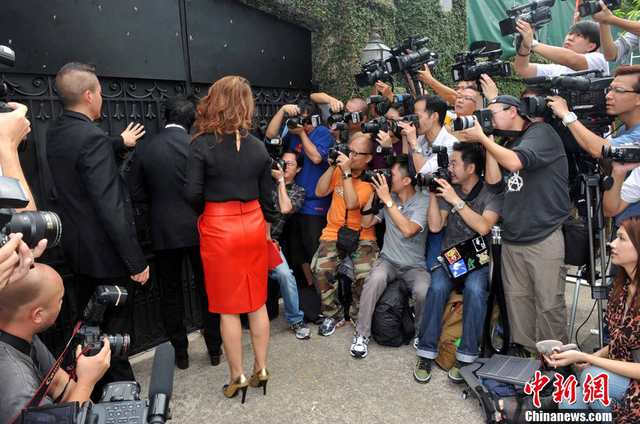 大批媒体在霍家大宅守候拍摄〝刚晶大婚〞